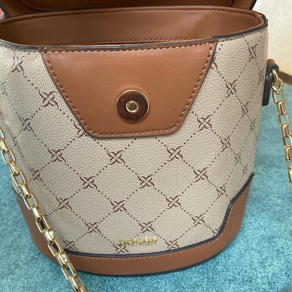 NWOT Nine Wear Hardshell Structured Bucket Signature “9” Bag w Gold Chain Strap - Picture 8 of 16